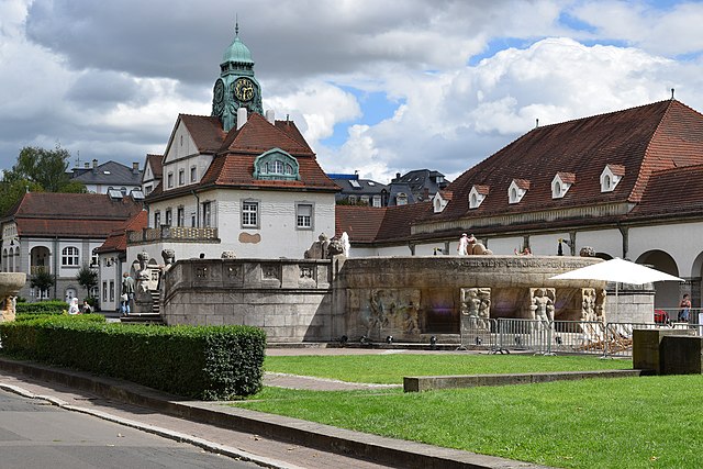 Referenz Ventano Tuerbesclaege antik, Messing dunkel patiniert - Sprudelhof_Bad_Nauheim_Foto von Hydro bei Wikipedia, CC BY-SA 4.0 (Click zur Lizenz)